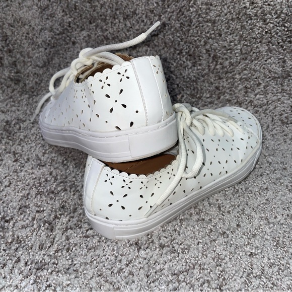 TORRID WHITE LASER CUT FAIX LEATHWR SNEAKER SIZE 8W - Picture 4 of 10